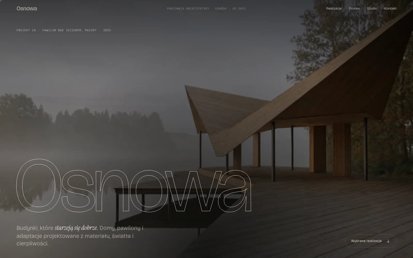 Strona główna prezentacji Osnowa: wideo hero z pawilonem we mgle i obrysowanym tytułem pracowni